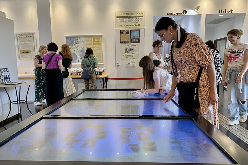 Students explore a museum in Yokosuka